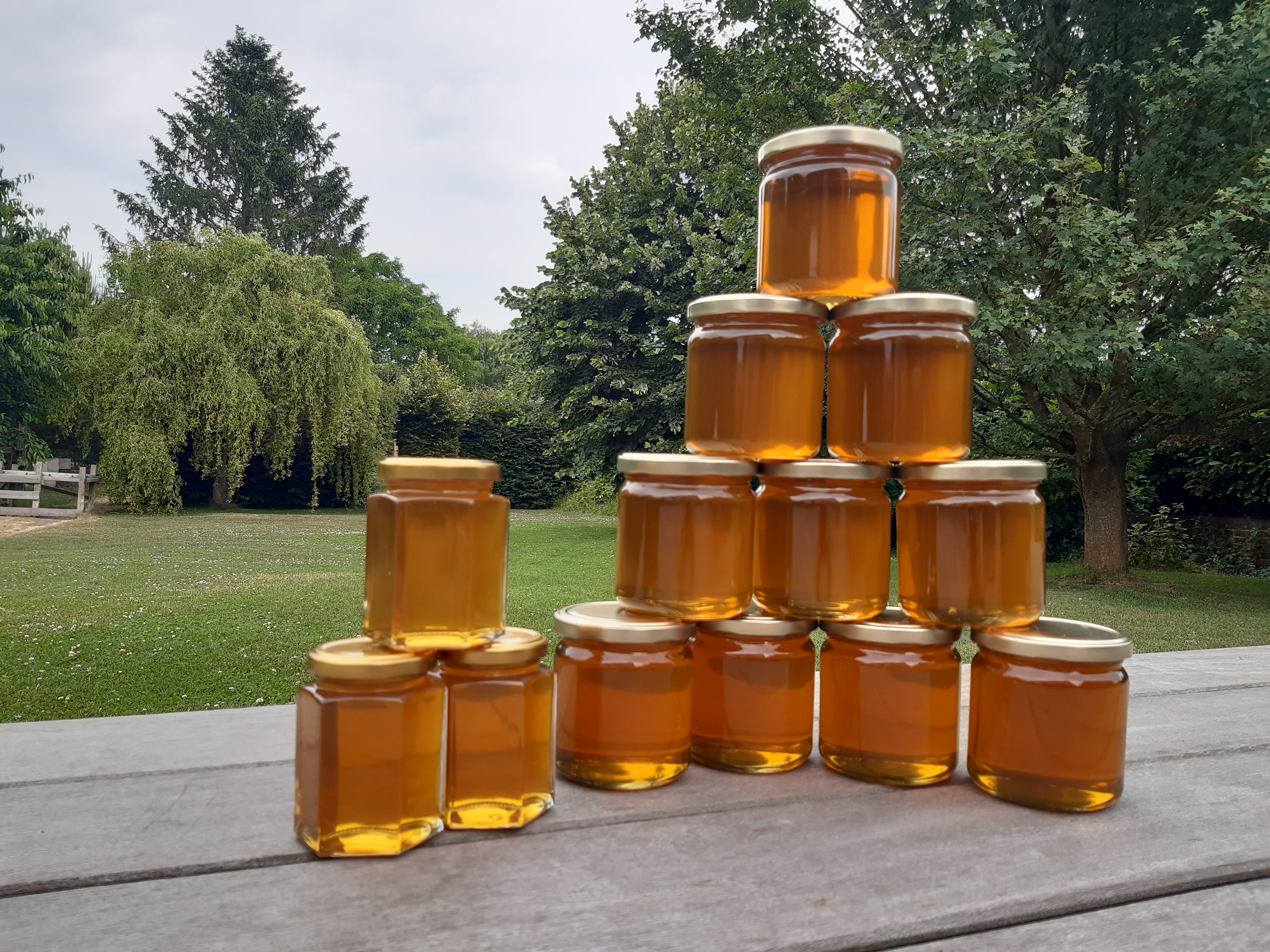 Pyramide de pots de miel